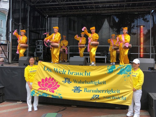 The waist drum team performs on stage.