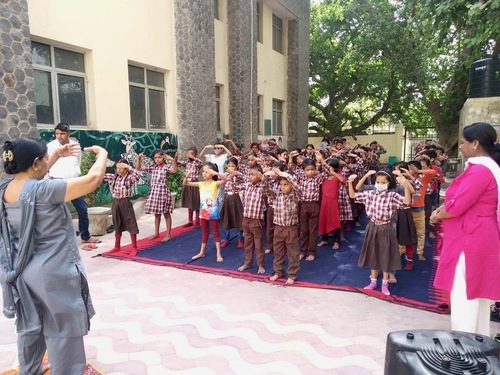 Children learning the Falun Dafa exercises.