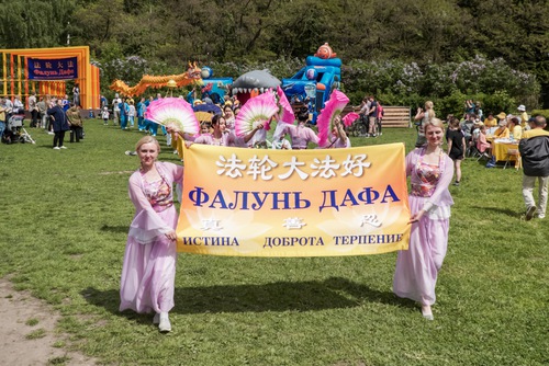 Practitioners held activities at Biruliovsky Arboretum in Moscow on June 4 to introduce Falun Dafa.
