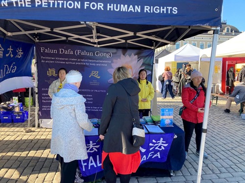 People were informed about Falun Gong at the information booth, which was set up during the World Village Cultural Festival.