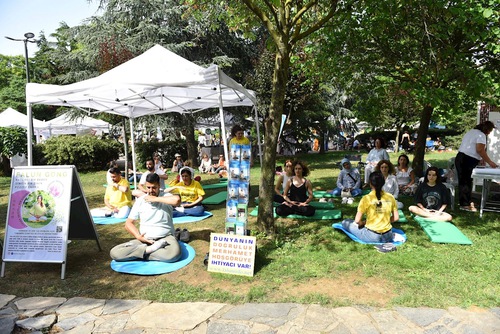 9e78db540ef02d69f0912bf70da873f9 People learn the Falun Dafa exercises.