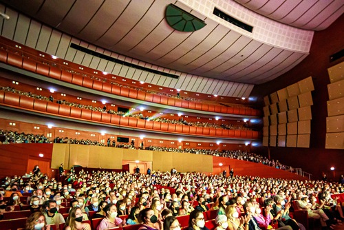b908e9d3c420ce5aff5577af6651cc1d The Shen Yun New York Company’s 10th and last performance at a packed house at the Teatro degli Arcimboldi in Milan, Italy, on June 12. (The Epoch Times)