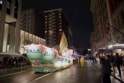 The “Fa Boat” was warmly welcomed by parade attendees during the Starlight Parade on June 4, 2022.