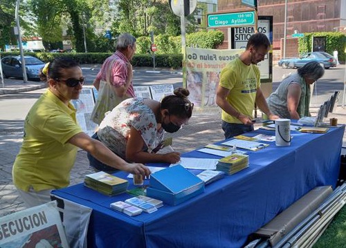People sign the petition calling for the persecution to end.