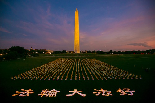 Falun Dafa practitioners held a candlelight vigil in front of the Washington Monument on July 21, 2022 to mourn those killed during the persecution in China.