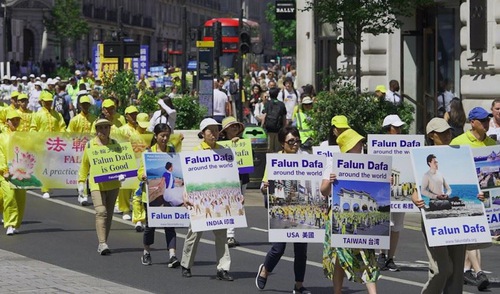 Practitioners held a parade in London on July 16, 2022 to inform people of the ongoing persecution in China.