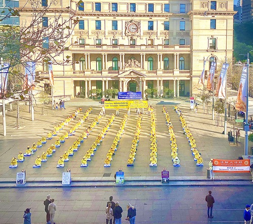 Practitioners demonstrate the Falun Dafa exercises in front of Sydney’s Customs House.