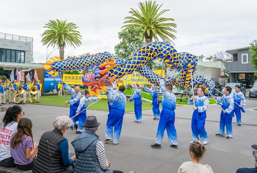 Falun Dafa practitioners in New Zealand parade in Tarunga.