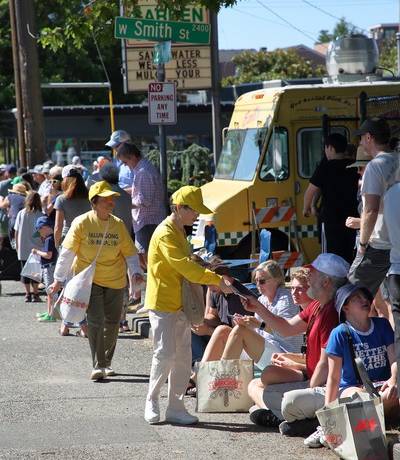 Falun Dafa practitioners participate in the Magnolia Summerfest Parade on Saturday, August 6.