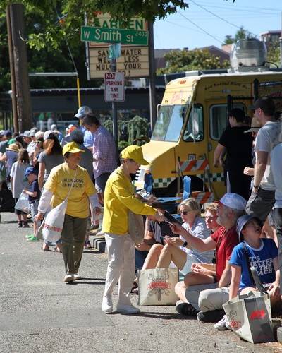 Falun Dafa practitioners participate in the Magnolia Summerfest Parade on Saturday, August 6.