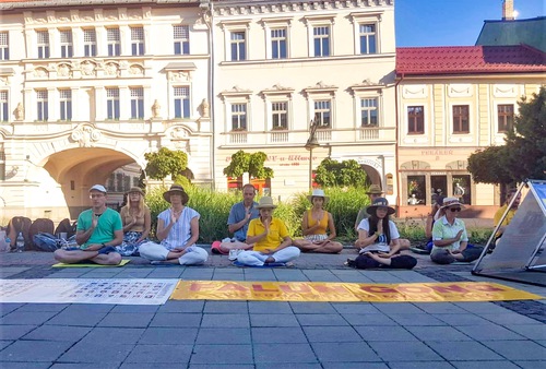 Practitioners held an event in Banska Bystrica, Slovakia to tell people about the ongoing persecution in China.
