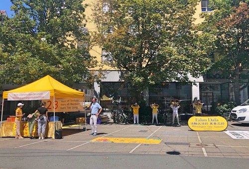 Practitioners introduced Falun Gong and raised awareness about the CCP’s persecution in Graz on July 18.