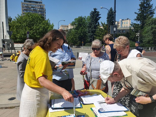 People sign the petition urging an end to the atrocities in China.