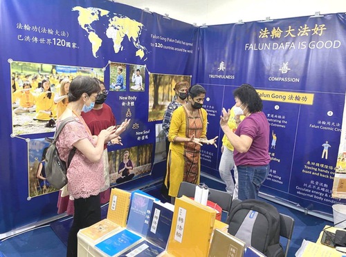 The practitioners’ booth attracted the attention of many people. They wanted to hear more about the cultivation practice and to do the Falun Dafa exercises.