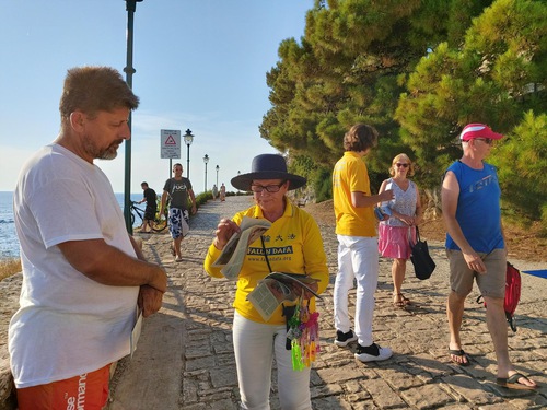 Practitioners tell people about Falun Dafa and the CCP’s persecution.