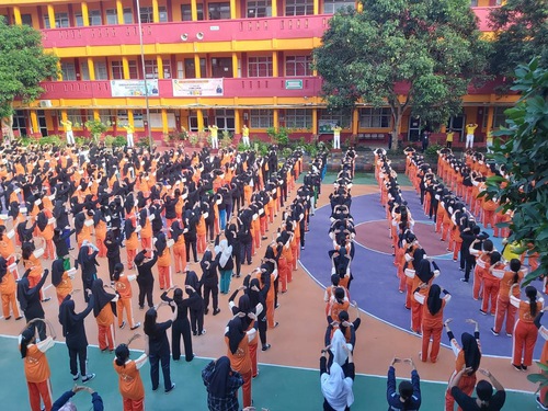 About 1,000 students and teachers from SMK Negeri 2 (SMKN 2) learned the Falun Dafa exercises on July 29, 2022.
