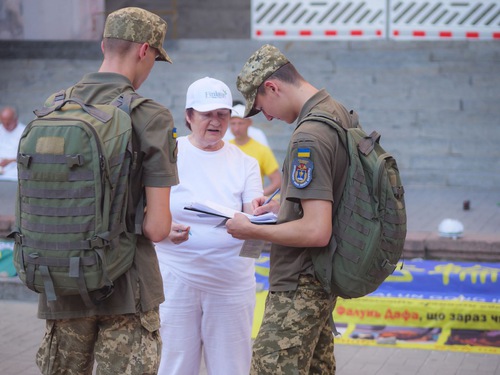 Ukranian soldiers signed the petition to show solidarity with Falun Gong.