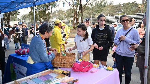 The Falun Dafa booth was well received by the public during the annual Hurstbridge Wattle Festival, held in the tourist town of Hurstbridge on August 28, 2022.