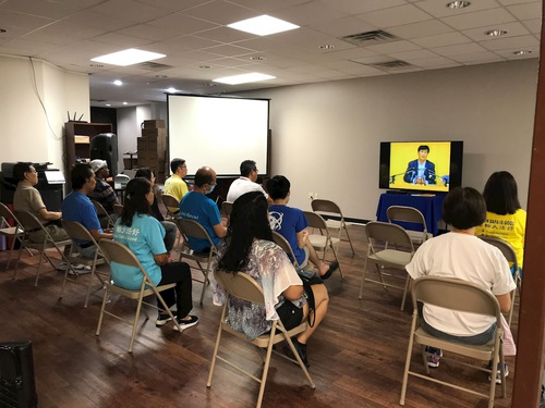 New participants watch one of Master Li’s lecture videos.