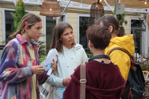 Passersby sign a petition to end the persecution of Falun Dafa in China.
