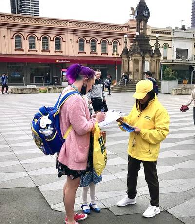 People learn about Falun Dafa and sign a petition to condemn the persecution.