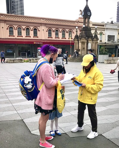 People learn about Falun Dafa and sign a petition to condemn the persecution.