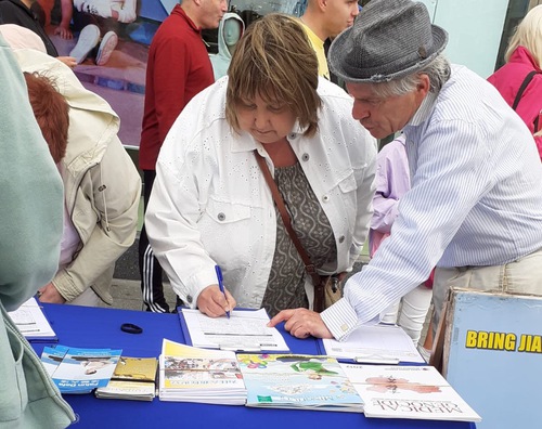 Many people signed a petition to end the persecution of Falun Dafa in China.