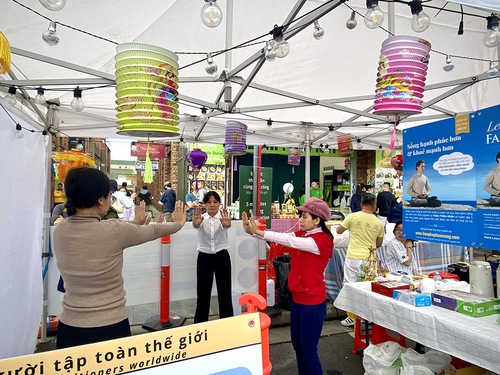 People learn the  Gong exercises during the Mid-Autumn Festival celebration.