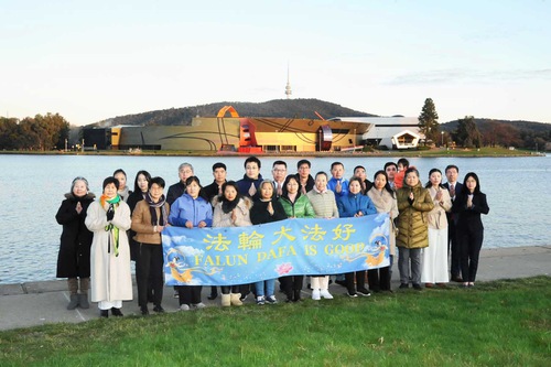 Standing before the National Museum of Australia, Falun Gong practitioners in Canberra wish esteemed Master Li a Happy Mid-Autumn Festival!