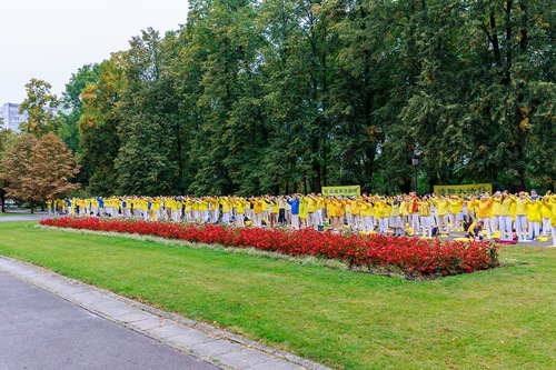 Practicing the Falun Dafa exercises in Saxon Garden