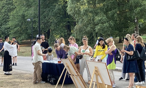 Practitioners introduced Falun Gong to festival-goers and collected signatures for a petition calling for an end to the persecution of Falun Gong in China.