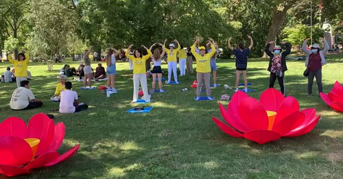 Tourists from all parts of the world learn the Falun Dafa exercises at Niagara Falls.