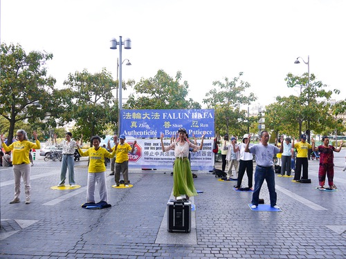 Falun Dafa practitioners demonstrate the exercises at the Italian Square in Paris.