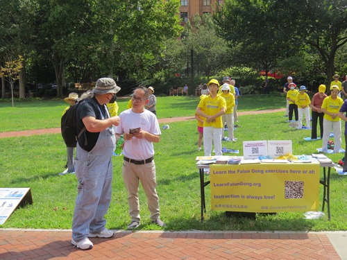 Practitioners spoke to tourists about the CCP's mistreatment of Falun Dafa practitioners in China.