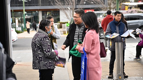 People learn the truth about Falun Gong and the persecution in China at the Melbourne Moon Festival in Box Hill.
