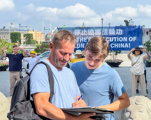 People sign the petition to end the persecution.