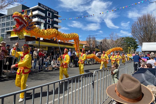 Falun Dafa practitioners participate in the Grand Central Floral Parade, part of the 73rd Toowoomba Carnival of Flowers, on September 17, 2022.