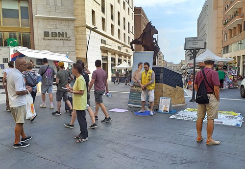 Falun Gong practitioners conduct truth-clarification activities in Naples on August 27.
