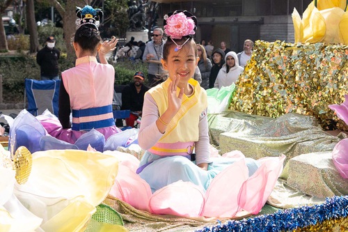 Falun Gong practitioners participate in San Francisco’s 154th Italian Heritage Parade