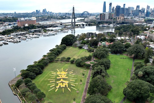 Falun Dafa practitioners, who participated in the 2022 Australia Fa Conference, gathered at the Jubilee Park in Sydney on October 8, 2022, to form the four Chinese characters meaning the “Fa Rectifies the Human World.”