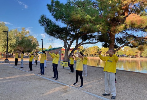 Practitioners did the exercises in Sunset Park and introduced Falun Dafa to people on September 11, 2022.