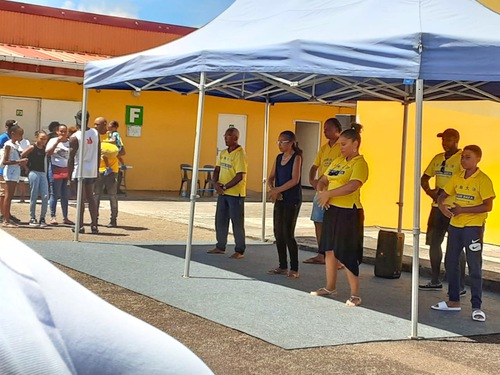 Practitioners demonstrate the Falun Dafa exercises