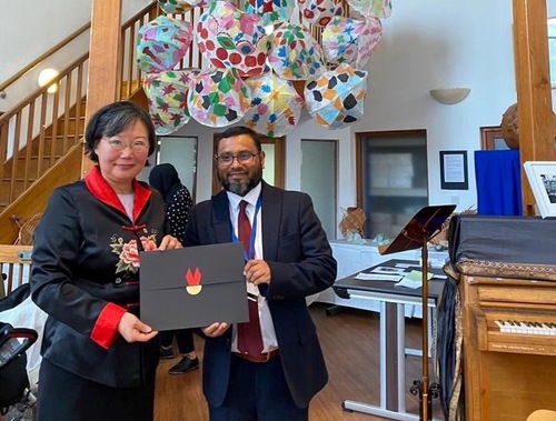 Councillor Maium Talukdar gave Ms. Sun an outstanding achievement award in recognition of her contribution to the community.