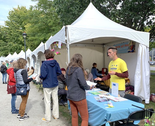 Introducing Falun Dafa at Victoriaville Peace Festival