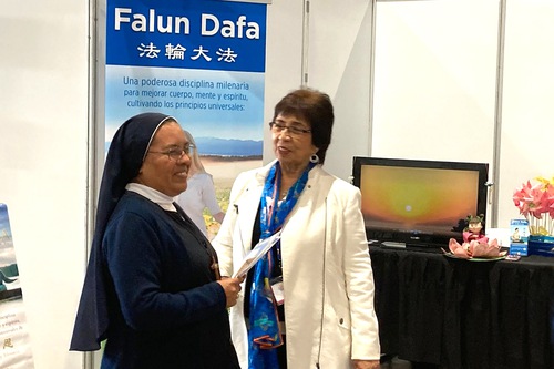 People are introduced to Falun Dafa at the Family Fair 2022 in Mexico City.