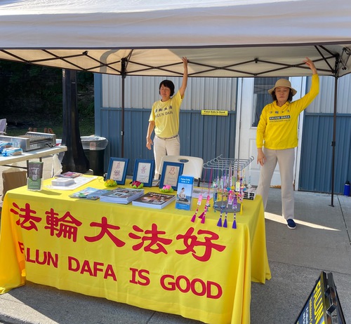 Falun Gong practitioners had a booth at the annual street fair in the town of Canajoharie, New York, on September 10, 2022.