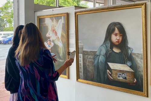 People attended the Art of Zhen Shan Ren International Exhibition took place at Inala Art Gallery in Brisbane between September 3 and 17.