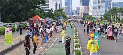 b7dc824fd1172283e7cff025dabd8510 Practitioners demonstrate the exercises on car-free day in Jakarta, Indonesia, on Sunday October 16