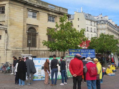 Practitioners held an event at Châtelet on October 1 to tell people about the persecution and collect signatures on a petition to help end it.