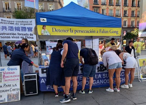 Falun Dafa practitioners in Madrid held an event in the city center to collect signatures calling for an end to the persecution in China